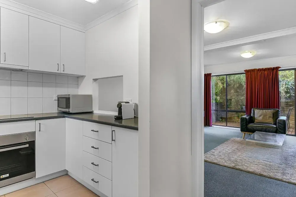 2-bed Townhouse Retreat in Sandy Bay With Parking