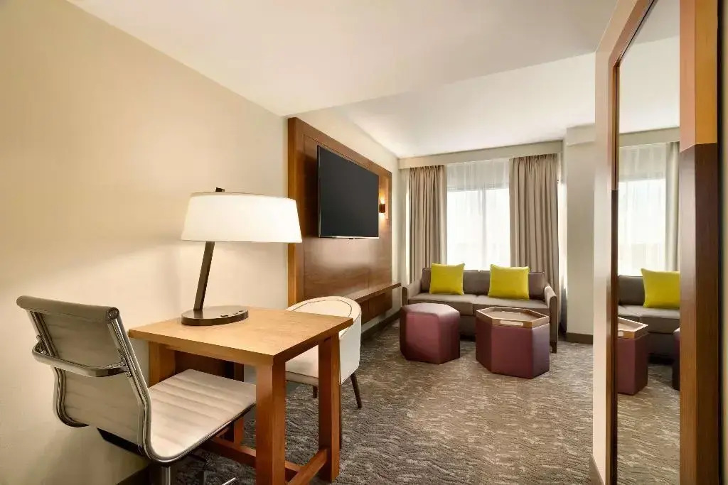 Hilton Phoenix Suites