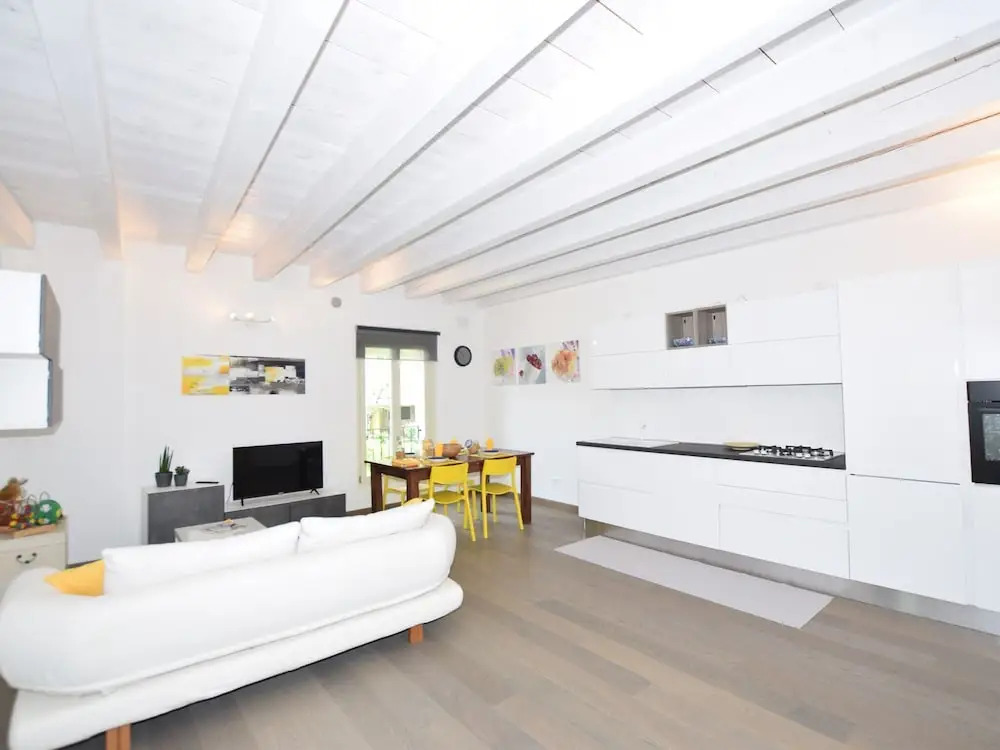 Elegant Holiday Home in Salò Near Lake Beach