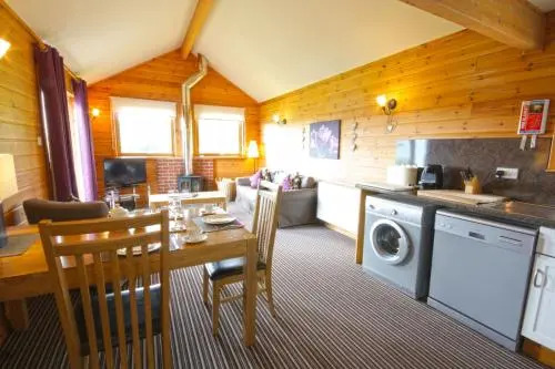 Kinnaird Lodges - Bealach lodge with hot tub
