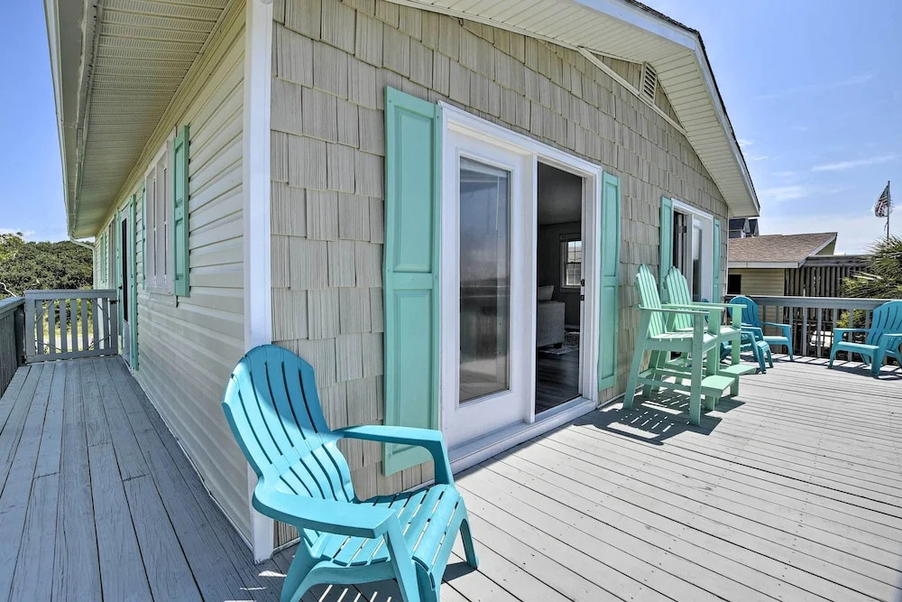 Oak Island Beach Abode w/ Deck: Walk to Shore!
