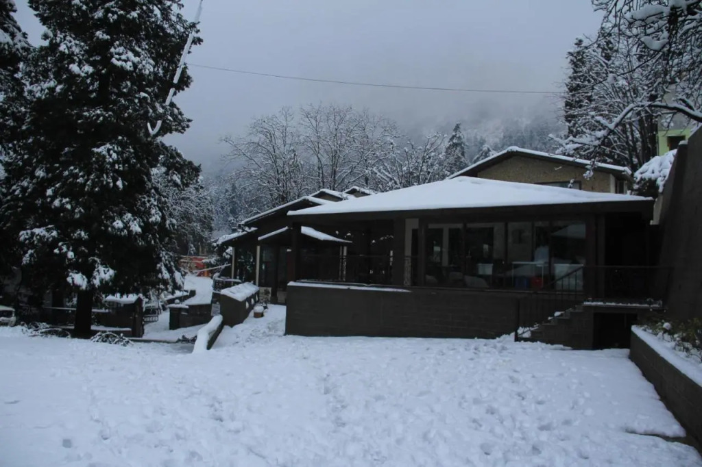 The Earl's Court, Nainital