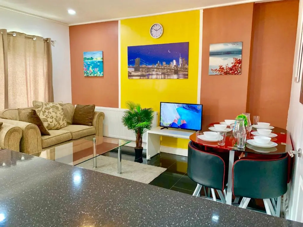 4 Bedrooms, 3 Baths, Full Kitchen and Lounge, Garden, Free Parking
