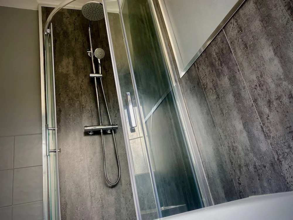 Family modern 3 bedroom Hot Tub House- Sleeps 6