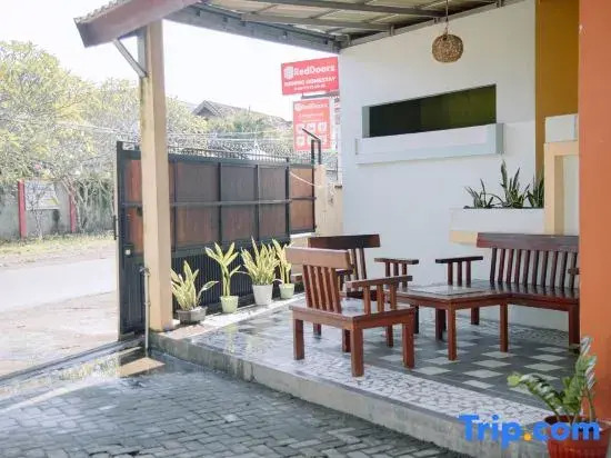 RedDoorz at Hening Homestay