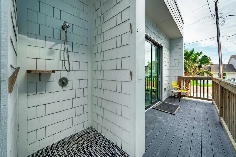 Modern Design, 3 Mins to the Beach Boat Parking The Beach Box by Avantstay