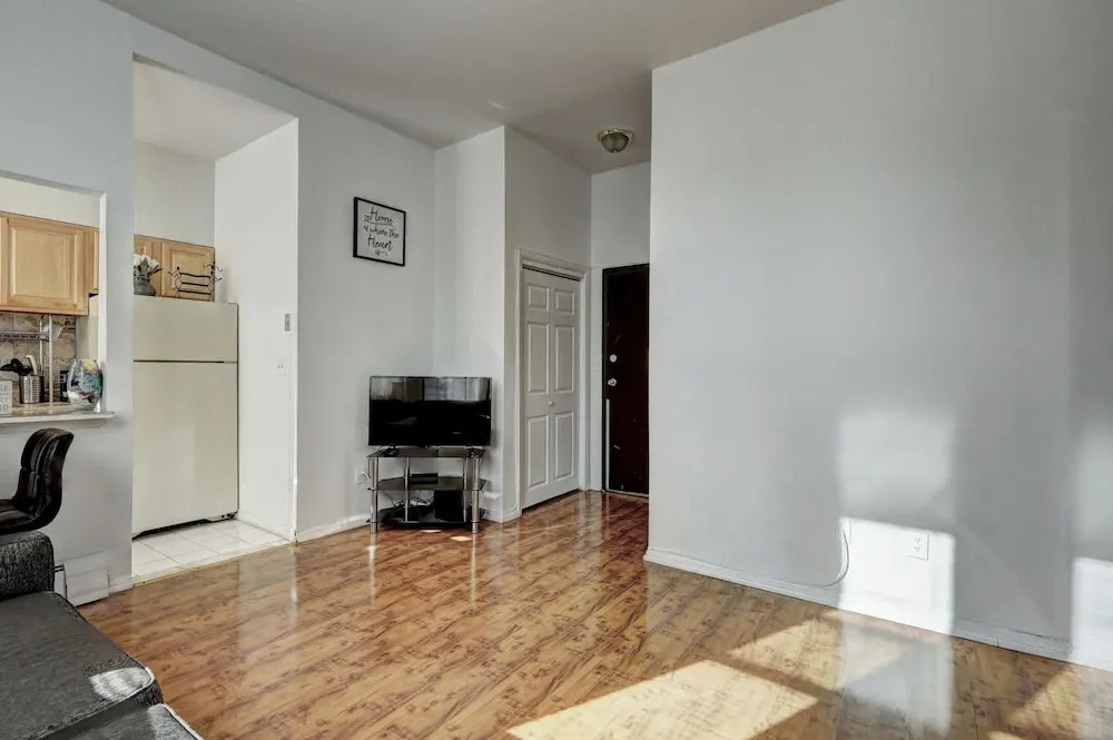 Modern Apartment minutes to NYC