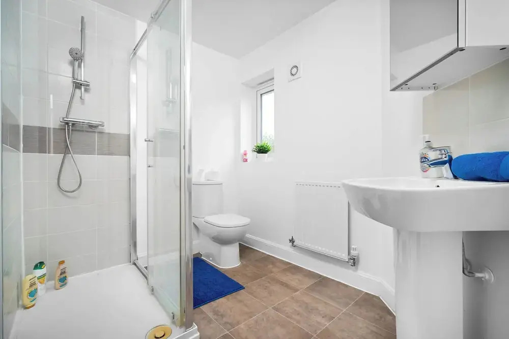 Spacious 4-bed House in Leicester/free Parking