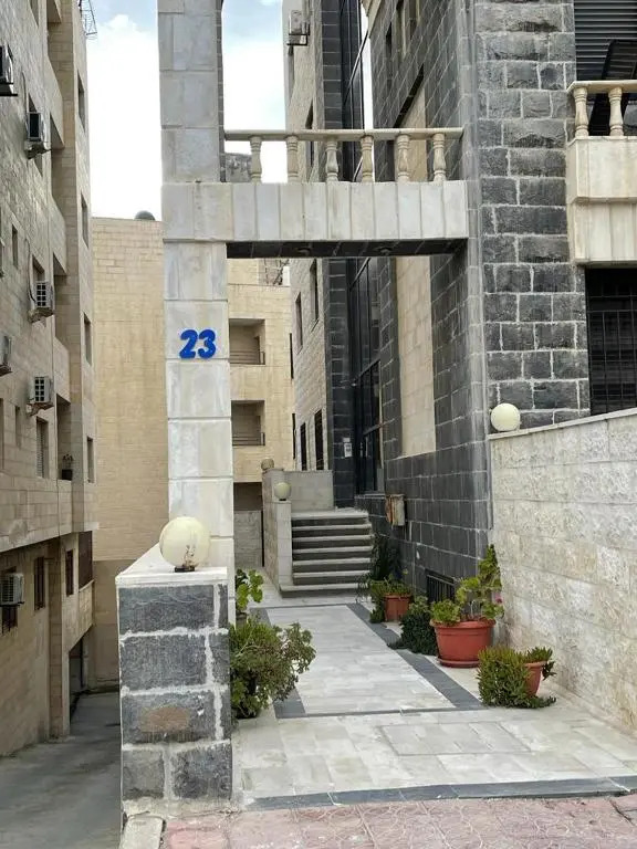 Lovely 2 bedroom apartment + with nice patio