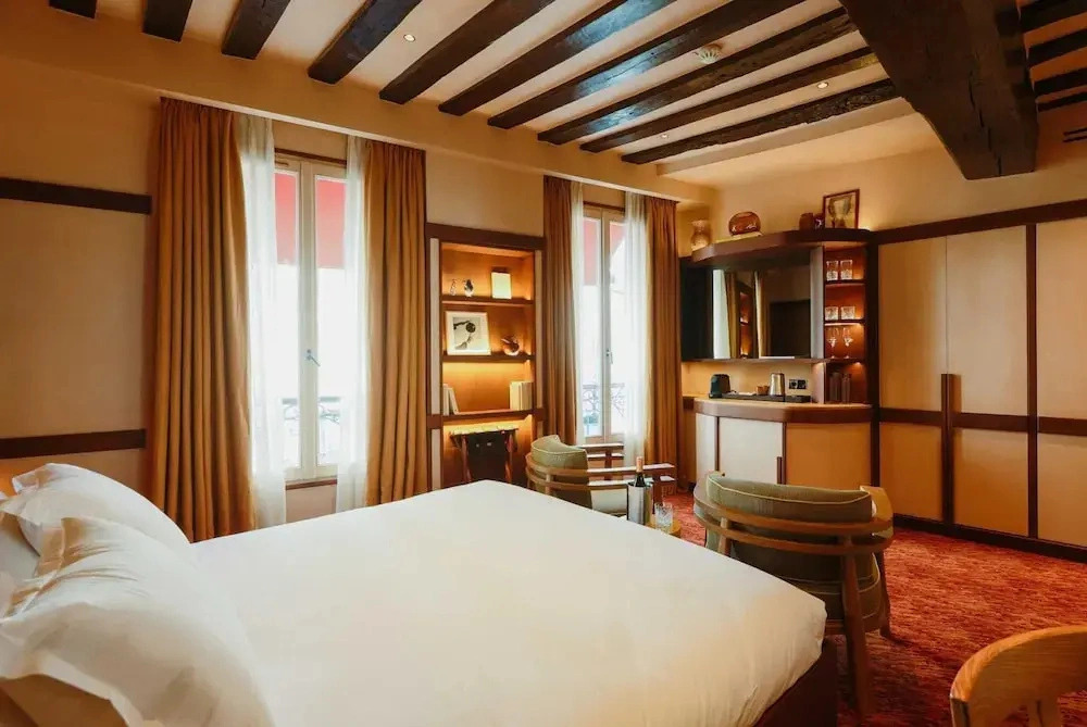 Confidential Room 4, a Stones Throw From the Louvre