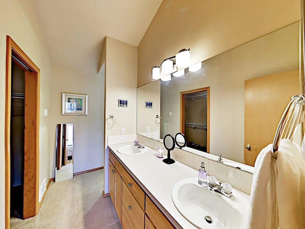 W/ Patio Short Walk To Bus Line 2 Bedroom Townhouse