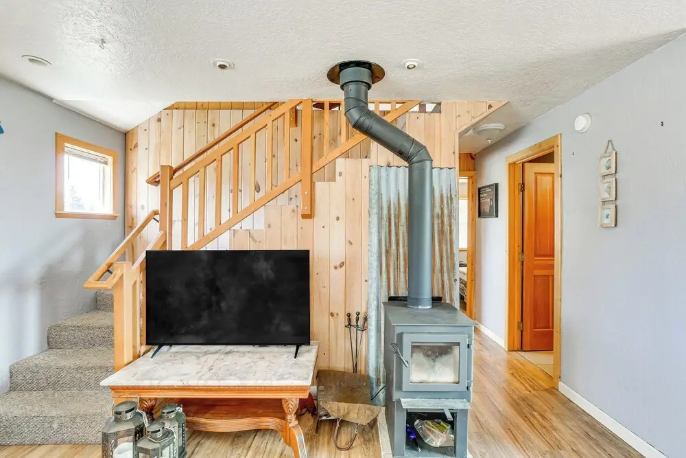 < 1 Mi to Lake Almanor: Home w/ Furnished Decks!