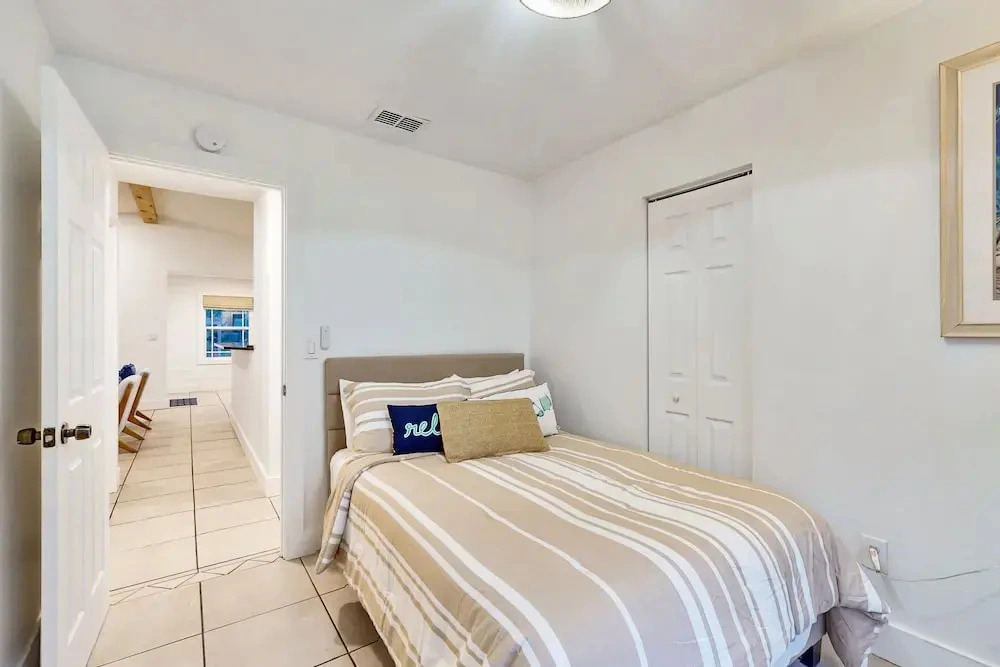 Inviting Beach House - Walk to Beach, Shopping & Dining