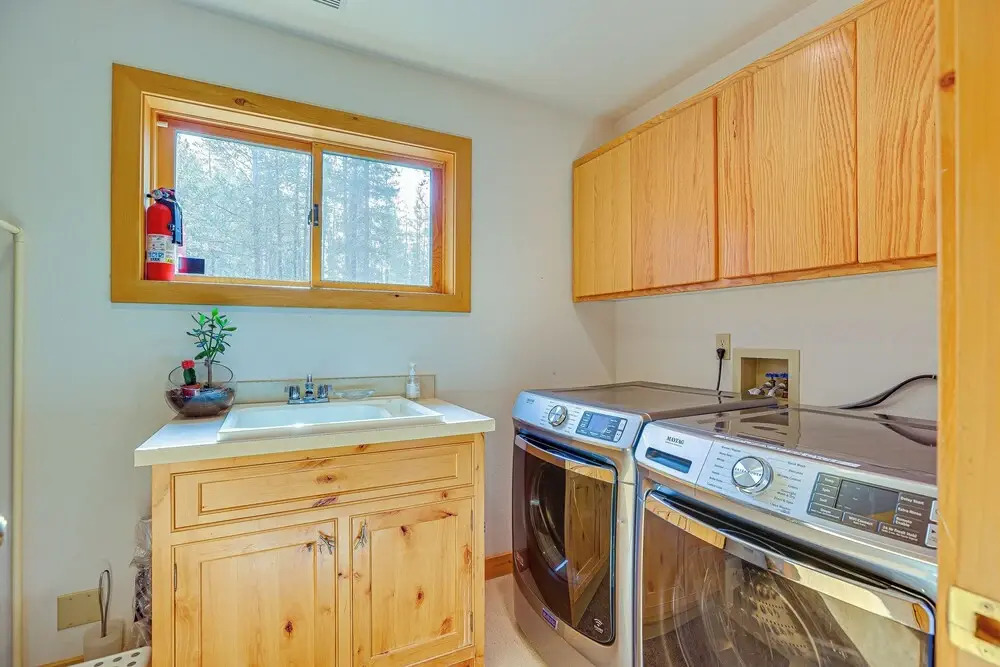 Bend Getaway With Cozy Fireplace