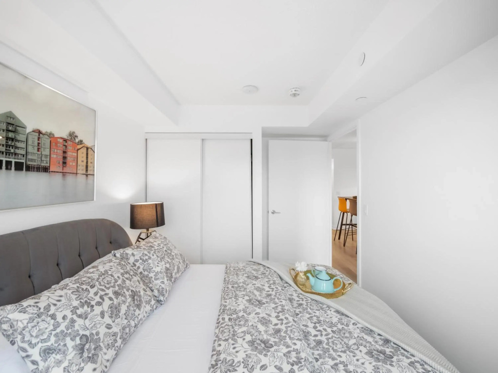 Sleek 1BR + office Condo - CN Tower/Skyline view