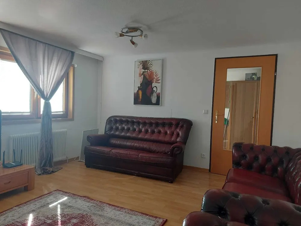 2 Bedrooms, 2 Baths House With a Living Room & an Upstairs Reception rea