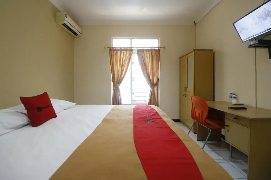 RedDoorz Plus at Jalan Gatot Subroto Jakarta