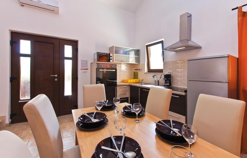 Gorgeous Home In Liznjan