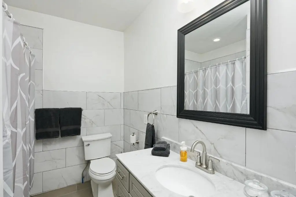 Modern 2br - Steps to Main St. & Parking Avail.