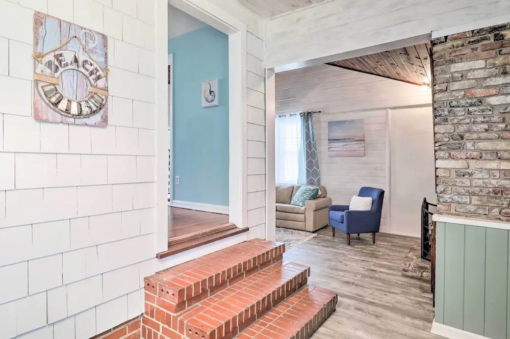 Jacksonville Retreat w/ Pool & Yard - 3 Mi to Zoo!