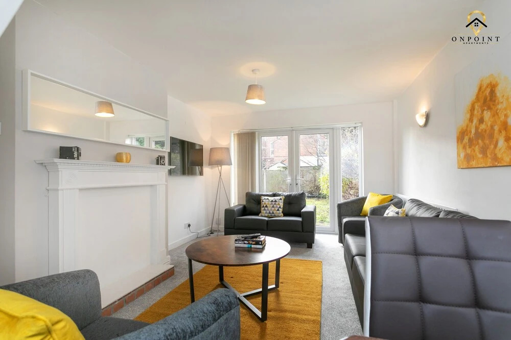 Spacious 6 Bed Home with Parking