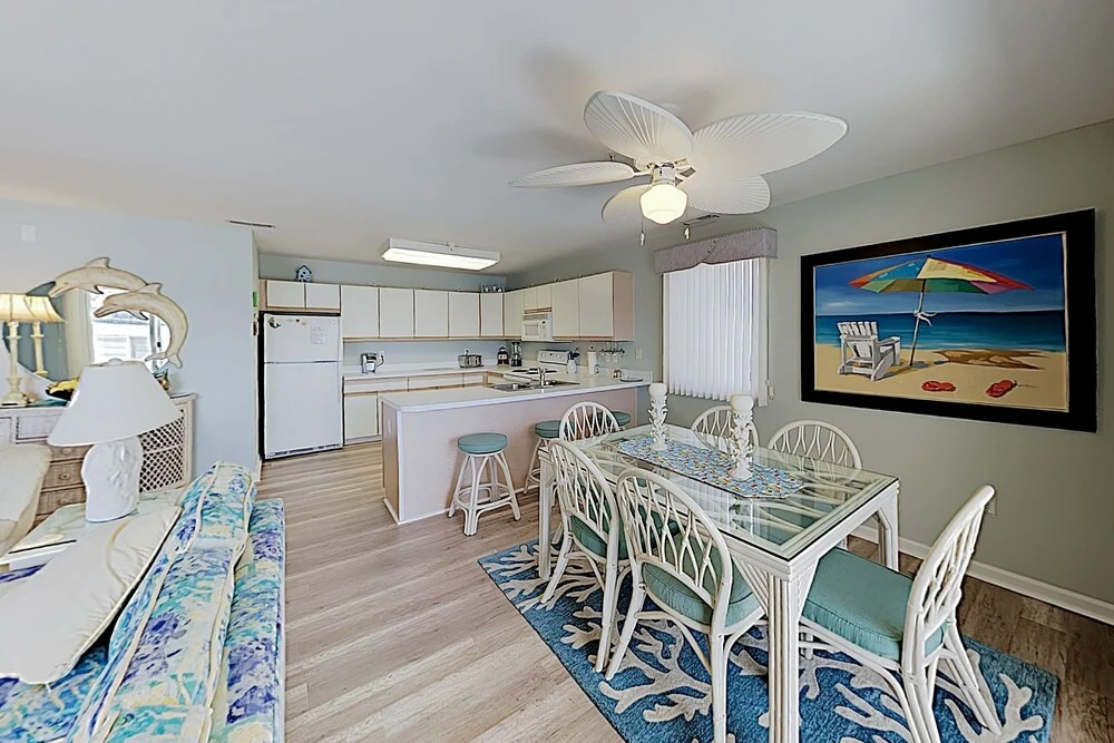Walk To Beach! Bayfront End Unit W/ Pool & Patio 2 Bedroom Condo