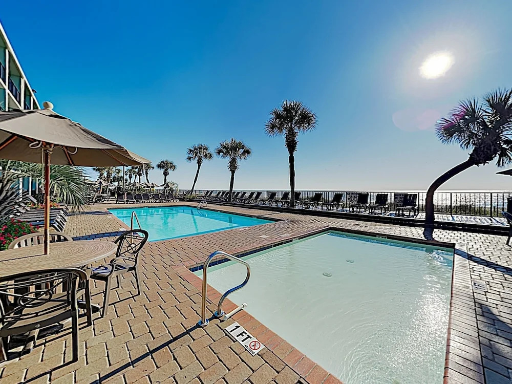 Ground-level Oceanfront W/ Pools & Hot Tubs 1 Bedroom Condo