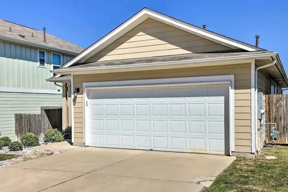 Family Home w/ Fenced Yard in Austin Suburbs!