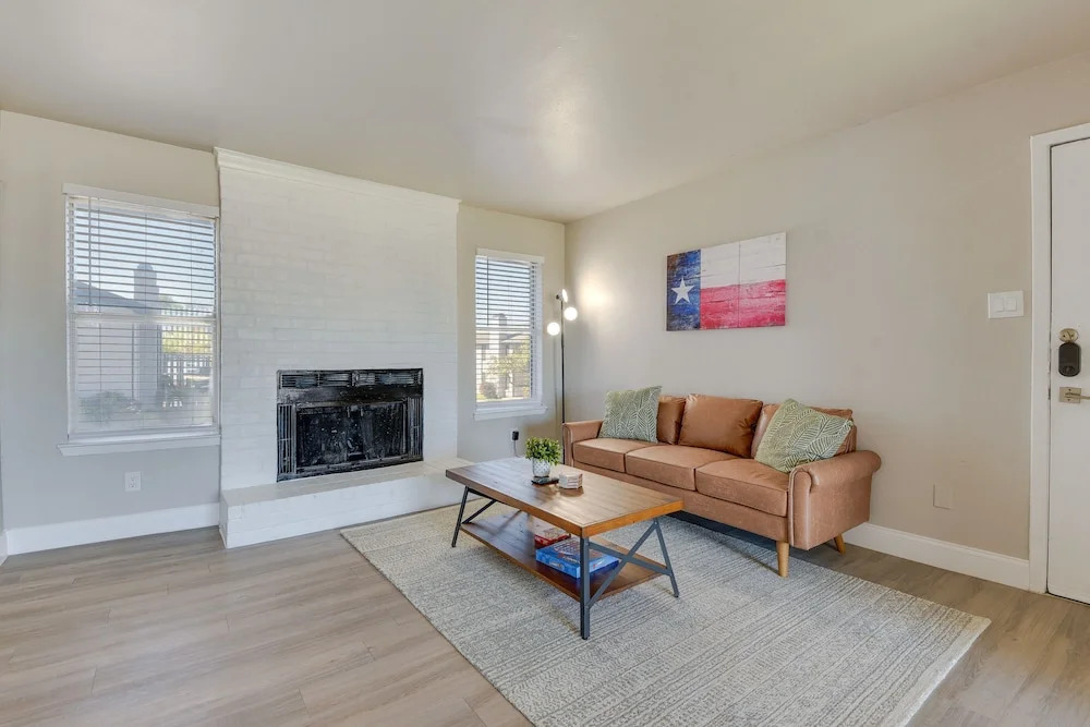 6 Mi to At&t Stadium: Grand Prairie Apt w/ Balcony