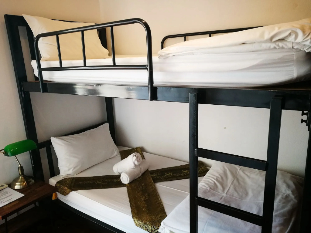 Ashi Poshtel