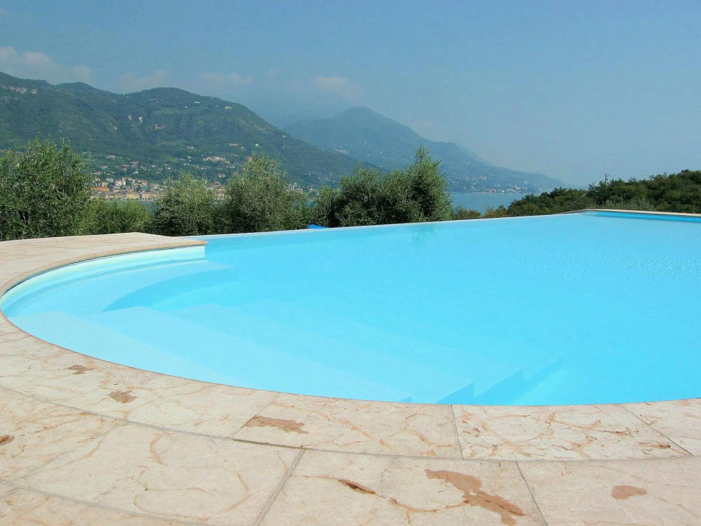 Luxurious Holiday Home in Salò with Swimming Pool