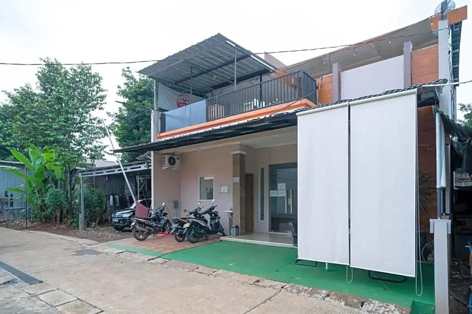 RedDoorz Syariah near Kota Cinema Mall Jatiasih