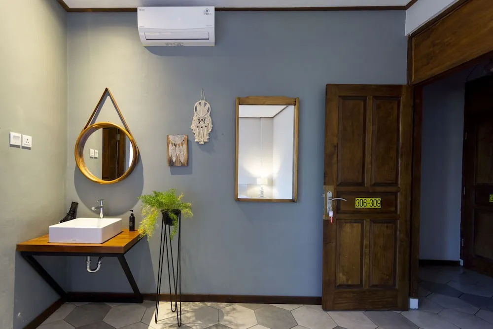 Interconnection Hostel