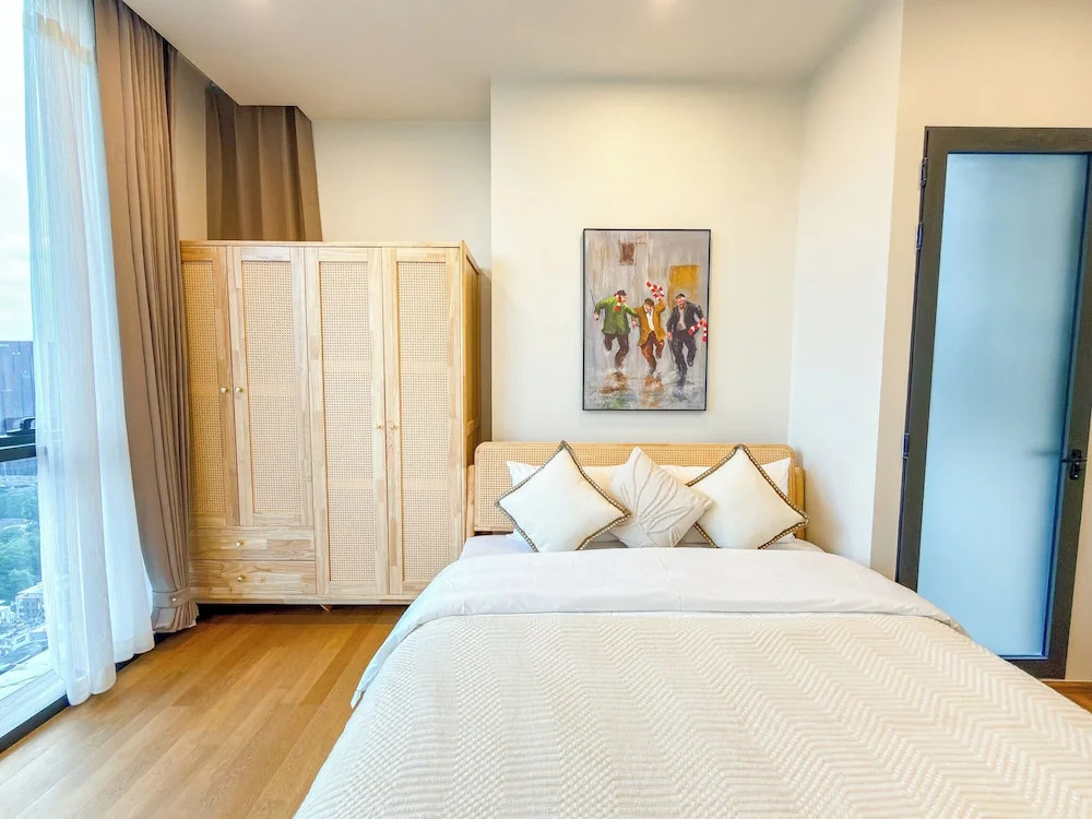 Luxury Downtown Bangkok 2BR 2BA · Sky Pool Gym · 5min Walk to Siam Paragon