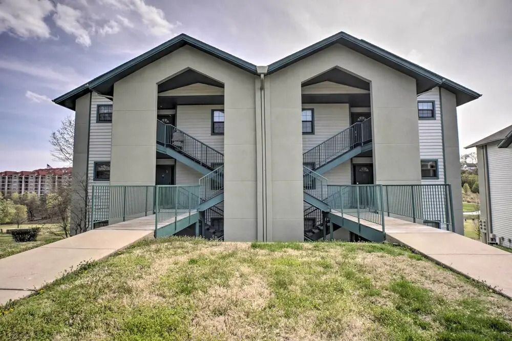 < 1 Mi to Branson Strip: Condo on Golf Course!