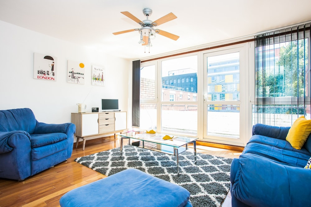 2 Bedroom Flat In Old Street With Private Balcony