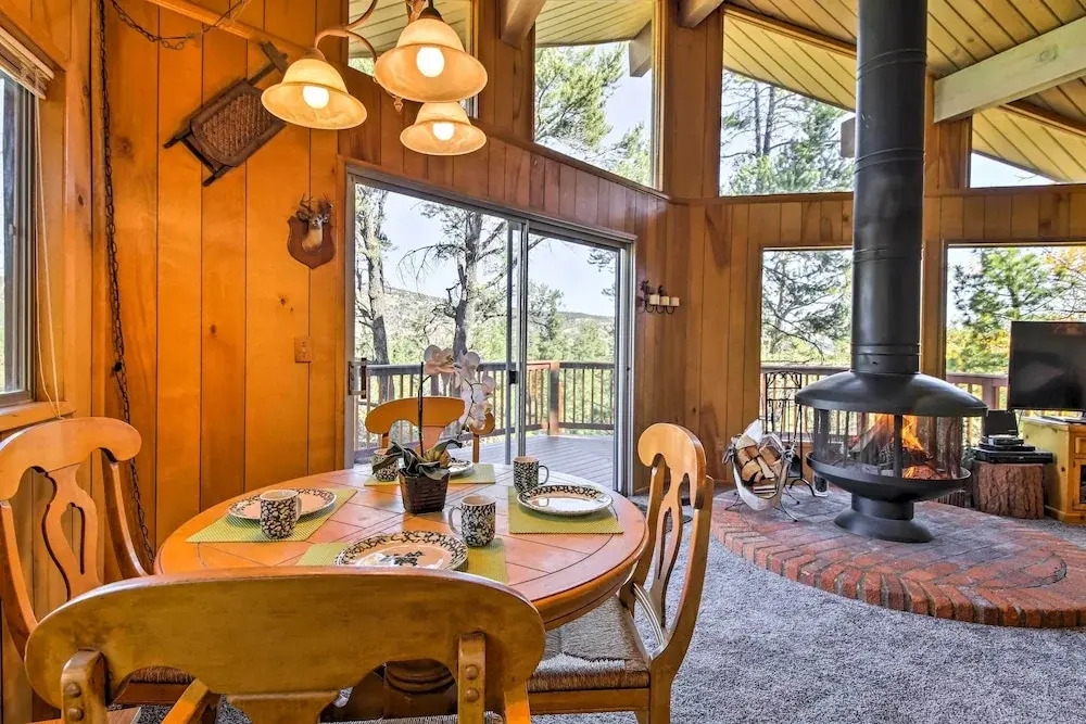5 Mi to Big Bear Mtn Resort: Cozy Cabin w/ Deck