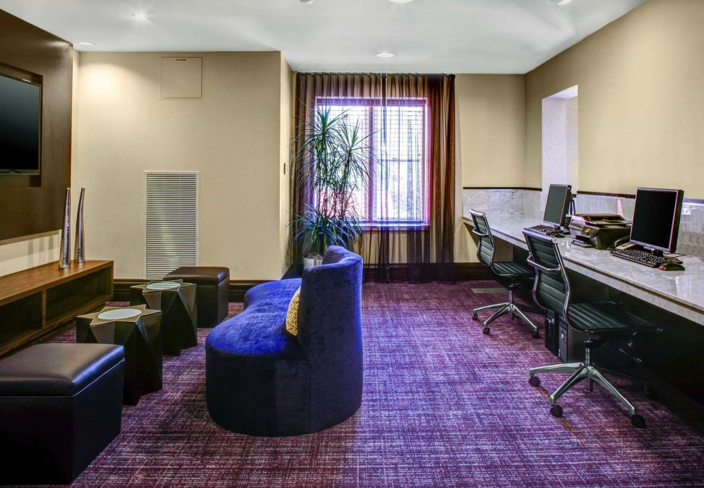Courtyard by Marriott Kansas City Country Club Plaza