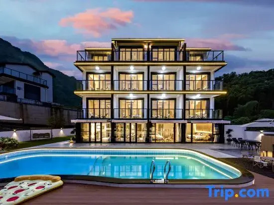 A pillow cloud · Pure oxygen in the cloud mountain top pool vacation beautiful stay