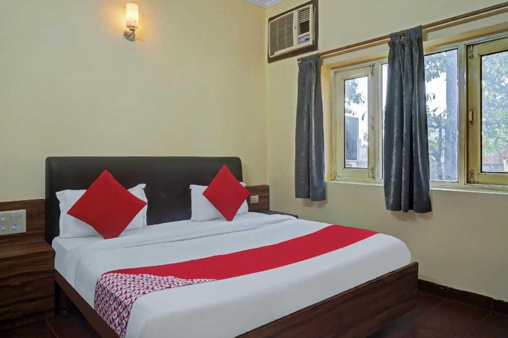 OYO 1915 Hotel Central Park Inn