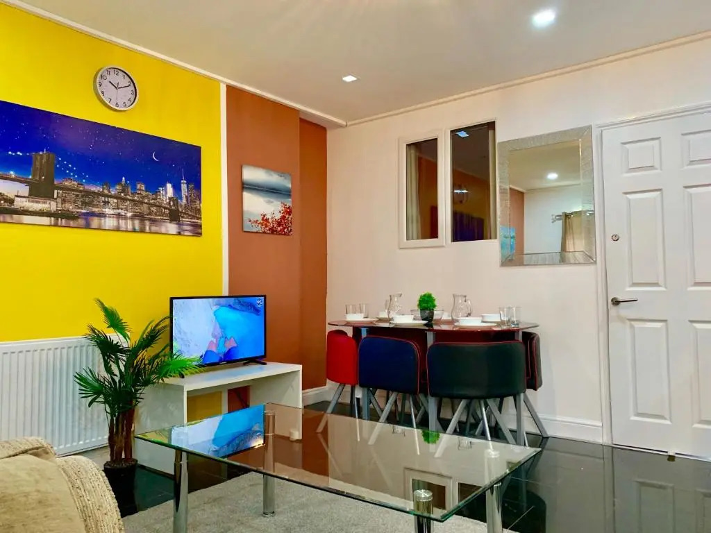 London 2 Bedroom Apartment, Kitchen, Reception and Private Garden