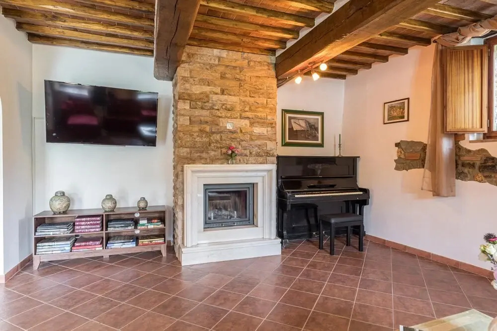 PODERE MONTIONI 6&2, Emma Villas