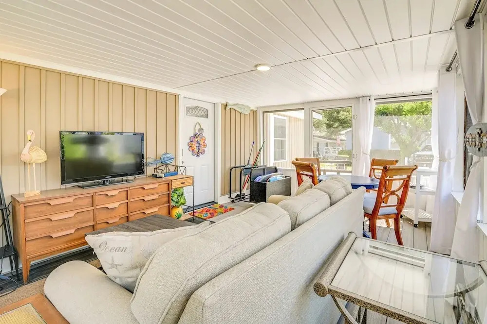 Walk to Ocean: Myrtle Beach Home w/ Screened Porch