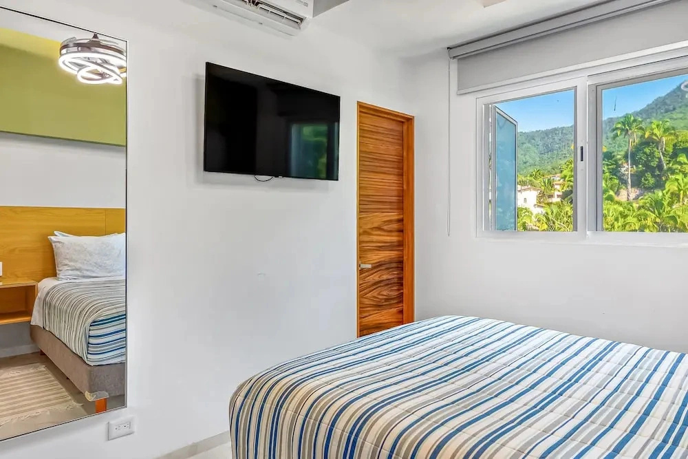 Charming Beach Apartment With Pool and Beach Access, Full Kitchen and Wifi