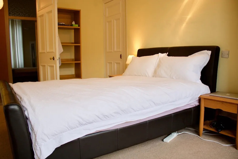 2 Bedroom Bruntsfield Apartment