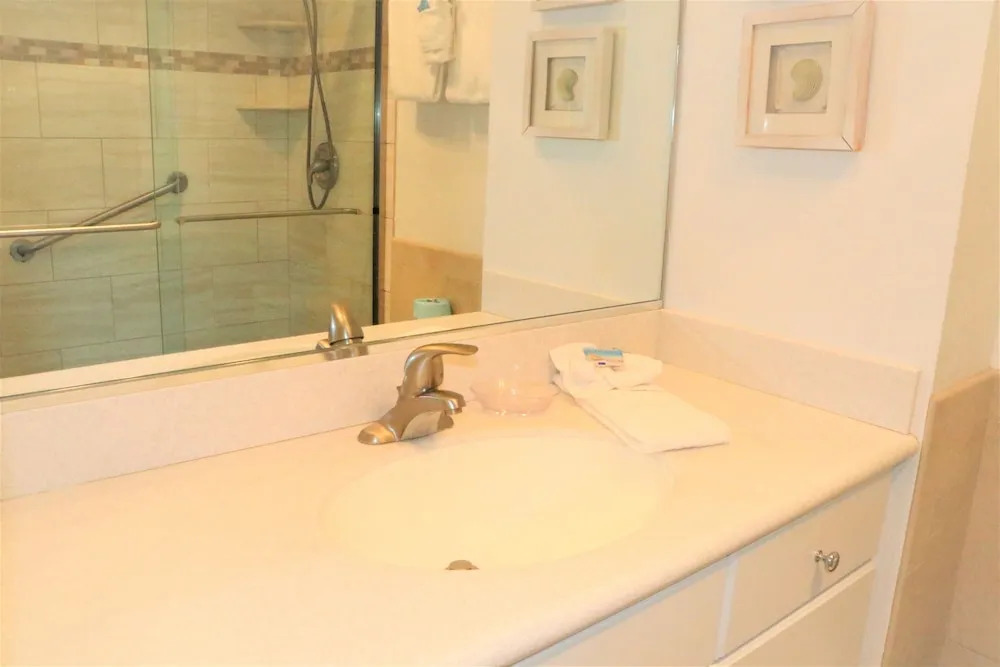 Jamaica Royale - 801 - 2 Br Condo