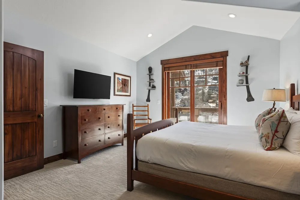 Town Pointe B304 4 Bedroom Condo by RedAwning