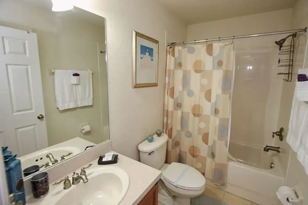 2633 Trafalgar Village