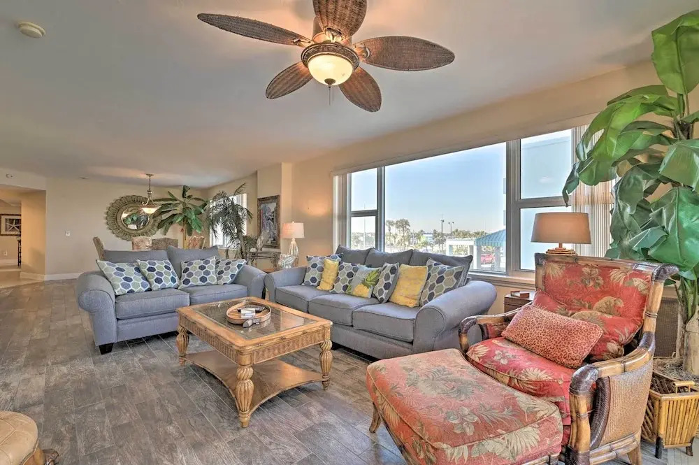 Daytona Beach Seaside Condo w/ Pools & Hot Tubs