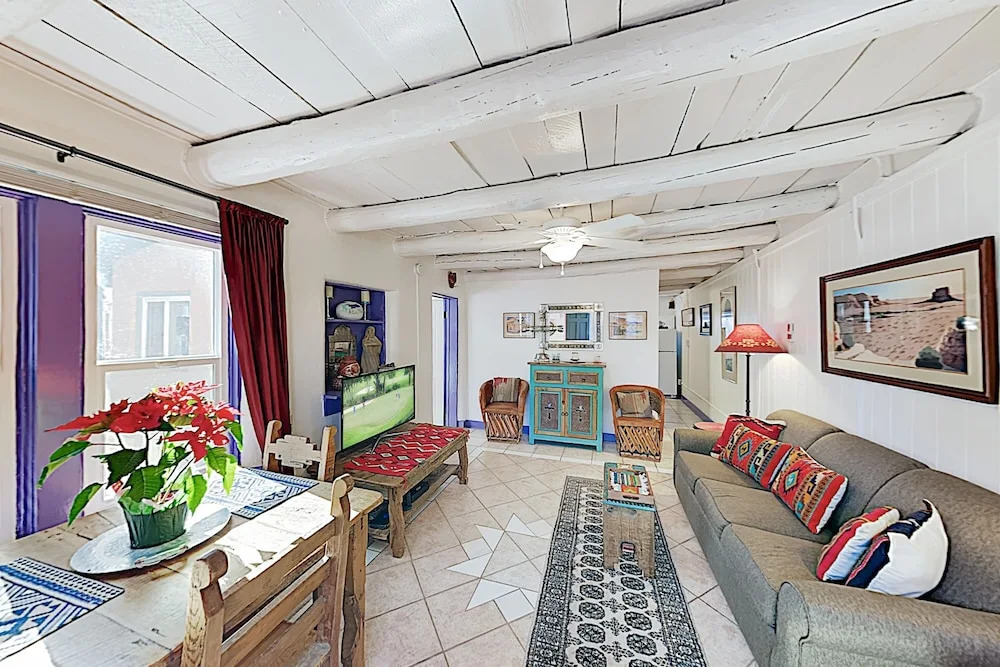 Charmed Casita W/ Private Backyard, Near Plaza 1 Bedroom Cottage